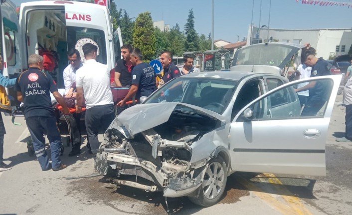 İnönü Caddesinde Kaza; 4 yaralı