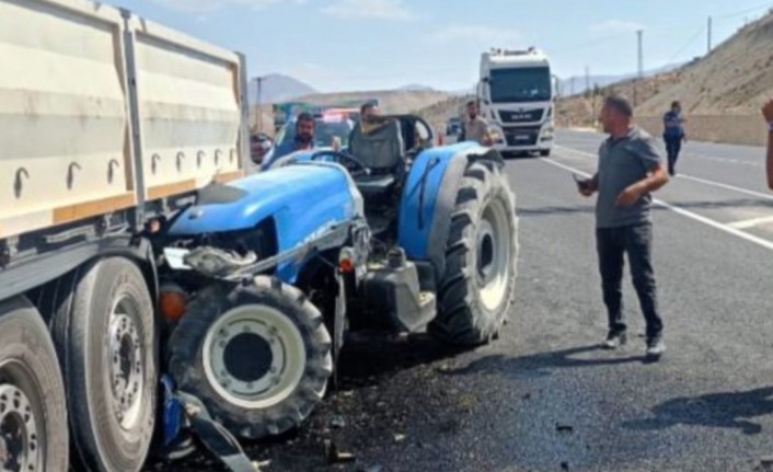 Tır'a Çarpan Traktör Sürücüsü Yaralandı