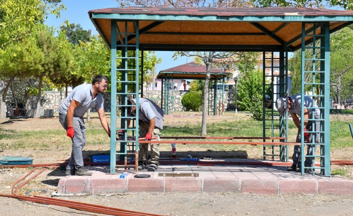 Yeşilyurt’ta Parklar Yenileniyor, Sosyal Alanlar Hayat Buluyor