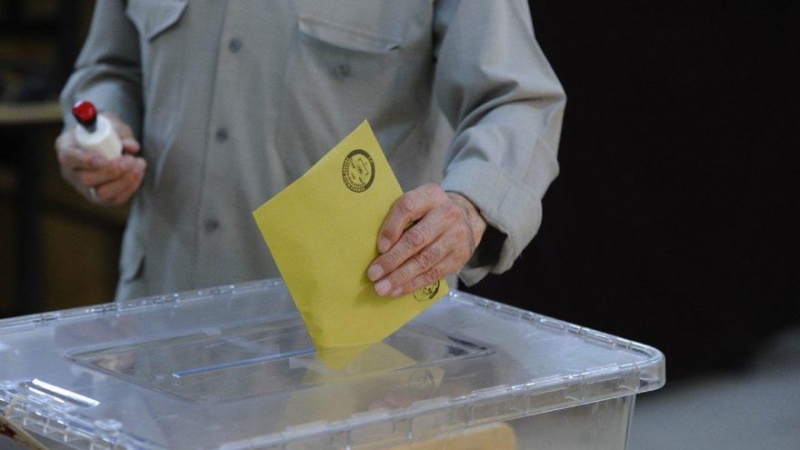 AK Parti Meclis’te oy kaybetti, Büyükşehirleri korudu