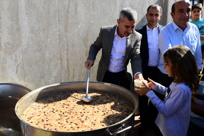 'Aşure; Paylaşma ve Dayanışmanın Simgesidir'