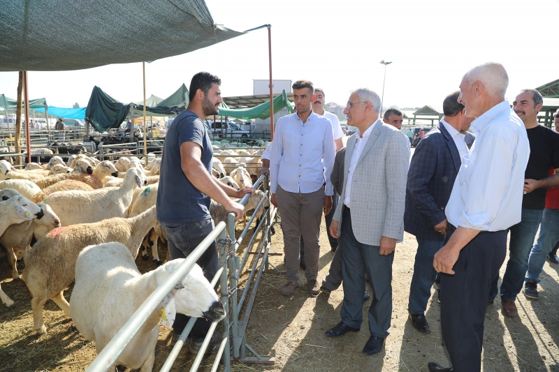 Başkan Güder, Canlı Hayvan Pazarı’nda Vatandaşlarla Bir Araya Geldi