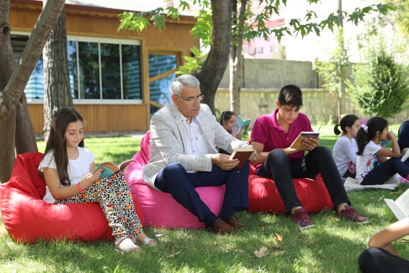 Başkan Güder, Dünya Kitap Okumayı Sevenler Günü’ dolayısıyla gençlerle biraraya geldi