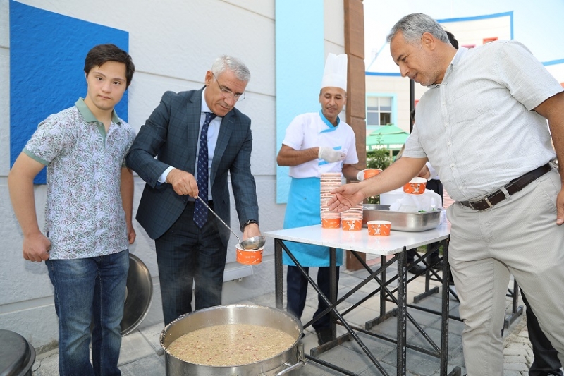 Başkan Güder Özel Çocuklara aşure ikramında bulundu