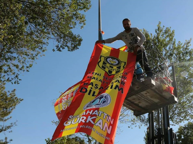 Başkan Gürkan, Caddeleri Malatyaspor Bayraklarıyla Donattırıyor