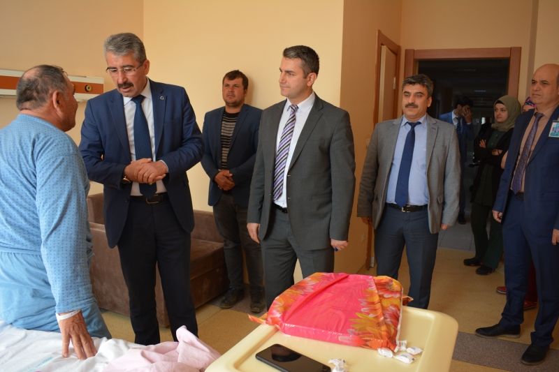 Başkan Özkan, hastaları ziyaret etti