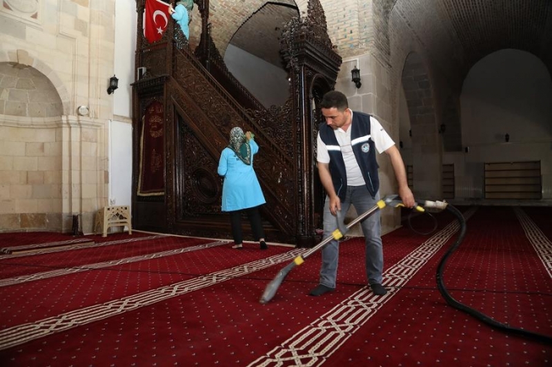 Battalgazi Belediyesi'nden Cami Ve Türbelerde Bayram Temizliği