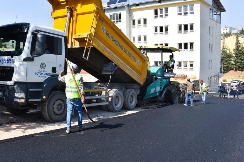 Büyükşehir Arapgir’in Caddelerini Asfaltlıyor