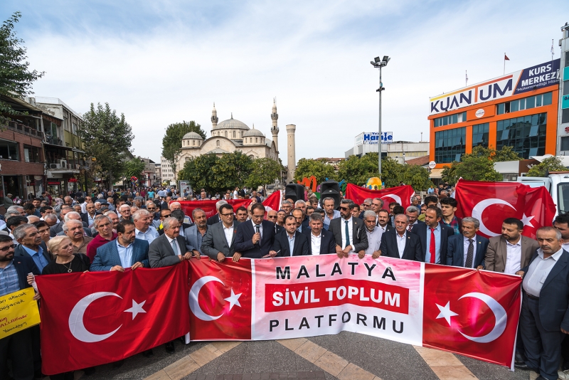 Büyükşehir Belediyesi Türk Bayrağı Dağıttı
