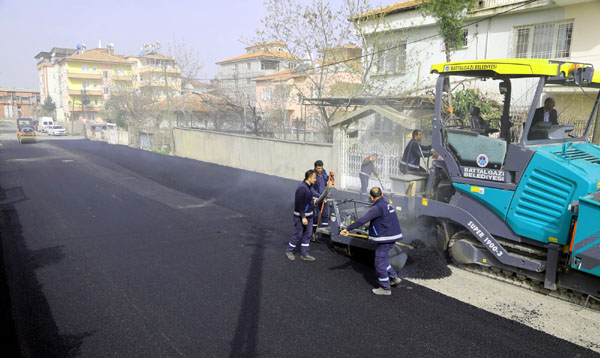 Göztepe mahallesine 30 yıl sonra asfalt serildi