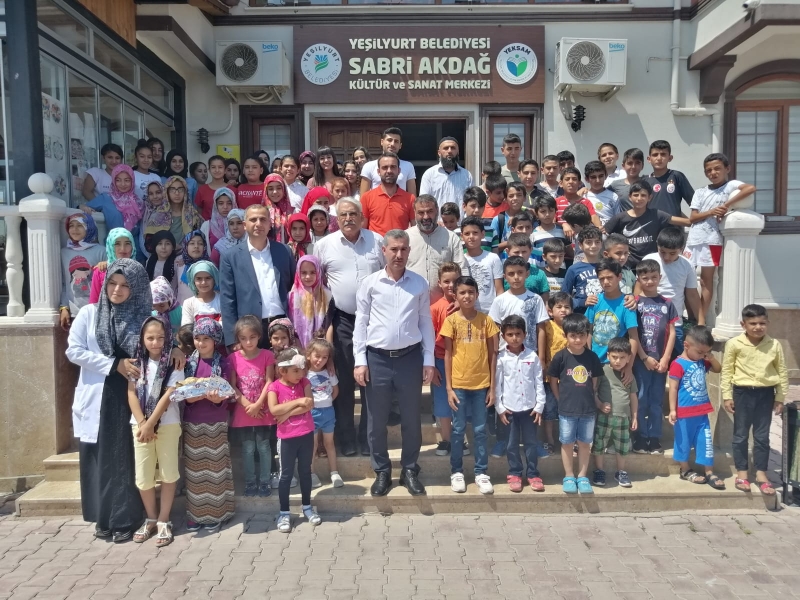 Kuran-ı Kerim Kursunu Başarıyla Geçen Öğrencilere Başkan Çınar'dan Hediye