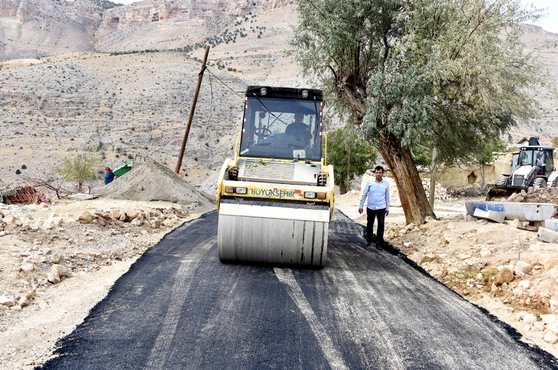 Malatya Büyükşehir Belediyesi, Yazıhan ilçesinde mahallelerin ulaşım sorununu çözüyor