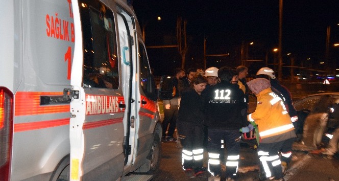 Şire Pazarı Mevkiinde Refüje Çarpan Otomobil Takla Attı: 4 yaralı