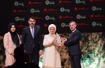 Emine Erdoğan'dan Başkan Çınar'a Ödül