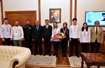 Vali Baruş, Madalya Kazanan Öğrencileri Makamında Ağırladı