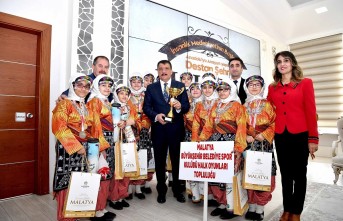 Halk Oyunlarında il birincisi olan ekipten Başkan Gürkan’a ziyaret