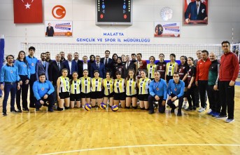 Liselerarası Voleybol Turnuvası Devam Ediyor