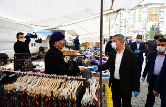 Başkan Çınar, pazarcı esnafına maske ve eldiven dağıttı