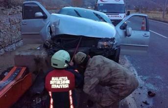 Tünel girişinde sürücü rögar bacasına çarptı! 6 yaralı