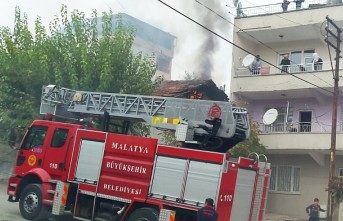 Cirikpınar'da Binanın Çatısı Cayır Cayır Yandı!