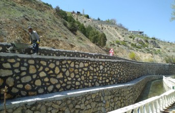 Horata Mesire Alanındaki Taş Duvarlar Yenilendi