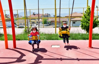 4 Saatlik İzinde Çocuklar Güneşli Havanın Tadını Parklarda Çıkardı