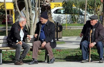 65 Yaş Üstü Vatandaşların Dışarı Çıkış Saatleri Değişti