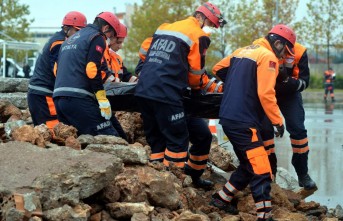 Kayalıklardan Düşerek Ayağı Kırılan Vatandaş, 1 Saat Taşındı