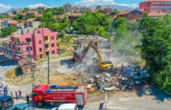 Taştepe-Hanımınçiftliği hattında, kamulaştırılan yapıların yıkımına başlandı