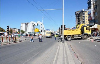 Büyükşehir Emeksiz Kavşağını Düzenliyor