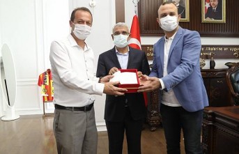 Nedim Ulubaba ve İş Adamı Güllü, Başkan Güder'e Kitap Hediye Etti