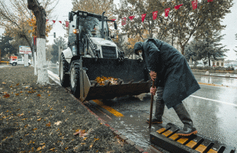 Maski kış öncesi  mazgal temizliği yapıyor