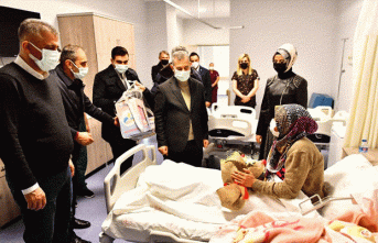 Başkan Çınar, Yeni Yılın İlk Bebeklerini Ziyaret Etti