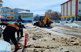Doğanşehir'de kar temizleme çalışmaları...