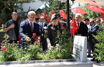 Vali Yavuz, Arefe Günü Şehitliğimizi Ziyaret Ederek Şehit Aileleriyle Bir Araya Geldi