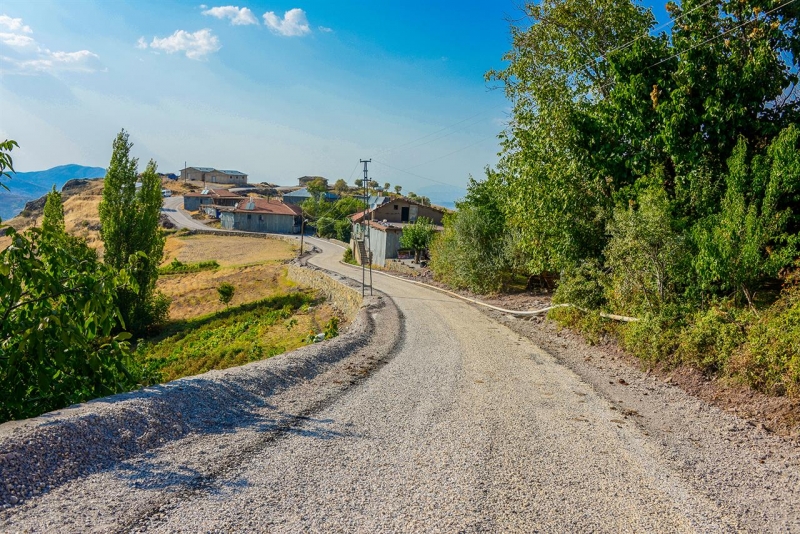 Alhanuşağı ile Seyituşağı mahallelerinde asfaltlama çalışması yapıldı