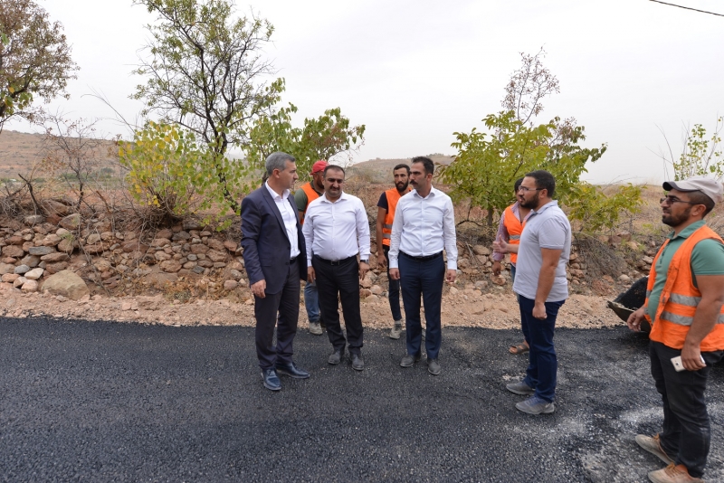 Başkan Çınar, yol açma, sıcak asfalt ve sathi kaplama çalışmalarını yerinde inceledi