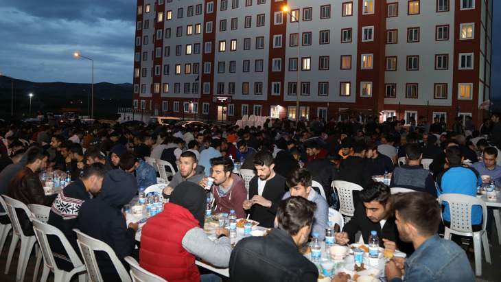 Başkan Güder, Ramazan Ayının İlk İftarını Üniversite Öğrencileri İle Yaptı