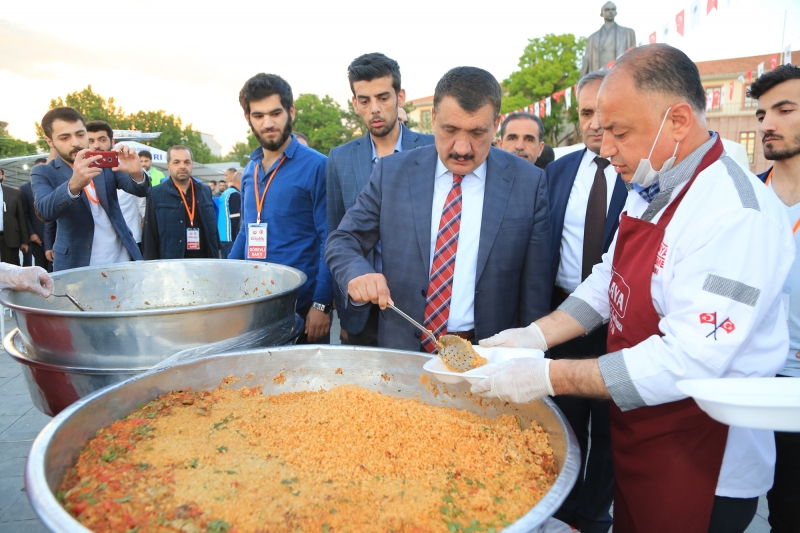 Başkan Gürkan, İlk İftarını Vatandaşlarla Birlikte Açtı