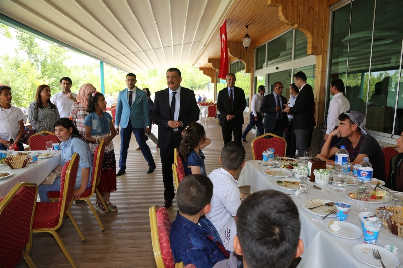 Başkan Gürkan, Suriyeli Çocukları Çınar Parkta Ağırladı