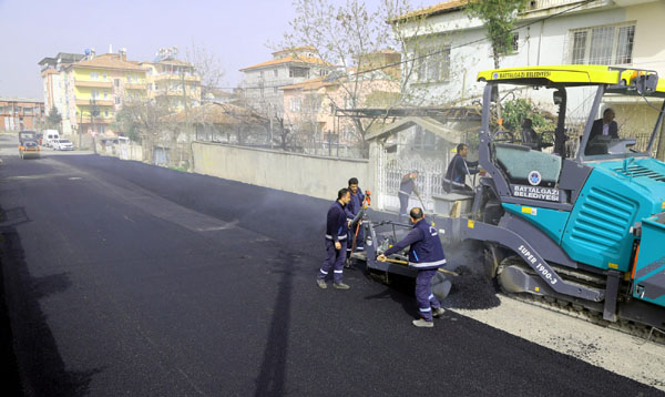 Göztepe mahallesine 30 yıl sonra asfalt serildi