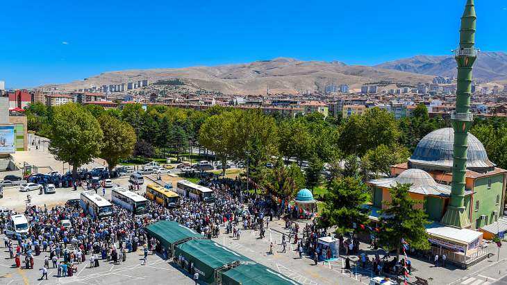 Hacı Adayları Malatya'dan Salâvatlarla Dualarla Uğurladı