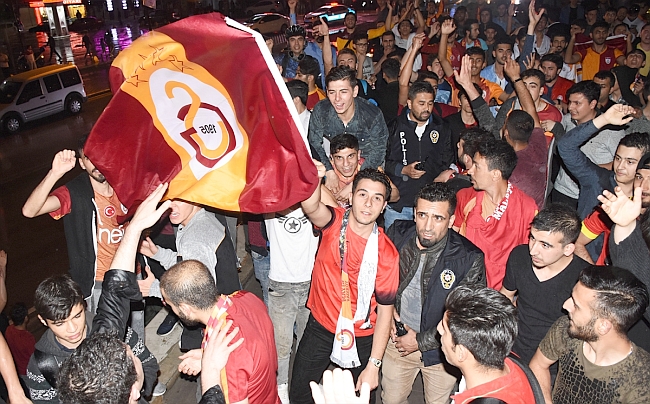 Malatya’da Galatasaray Taraftarları Galibiyeti Sokaklarda Kutladı