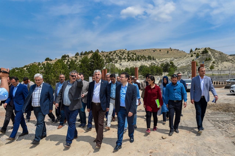 Polat, Hayvanat Bahçesi alanında da incelemelerde bulundu