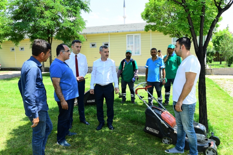 Yeşilyurt Belediyesi park ve yeşil alanlarda çalışmalarını sürdürüyor