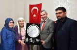 Başkan Çınar, Fatma Özaslan’ı evinde ziyaret etti
