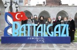 Gastronomiciler Ve Yazarlar, Battalgazi’deki Tarihi Mekanları Gezdi
