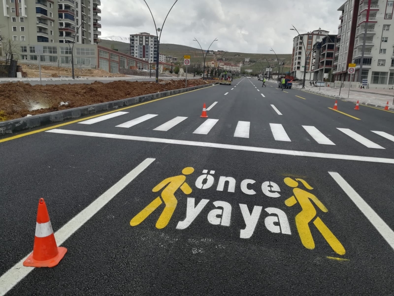 Trafikte yaya bilincinin oluşturulması amacıyla zemin işaretlemeleri yapılıyor