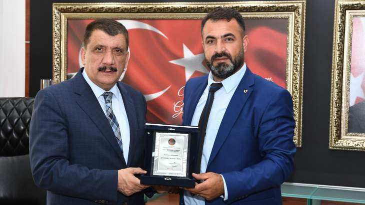 Türkmen Bağımsızlar Harekatından Başkan Gürkan'a Plaket