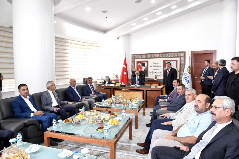Ulaştırma ve Altyapı Bakanı Turan, Büyükşehir Belediye Başkanı Gürkan’ı ziyaret etti